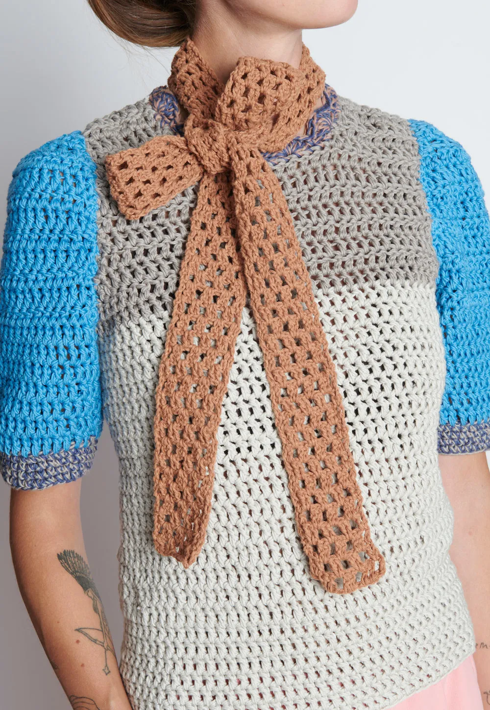 Crocheted mini scarf caramel